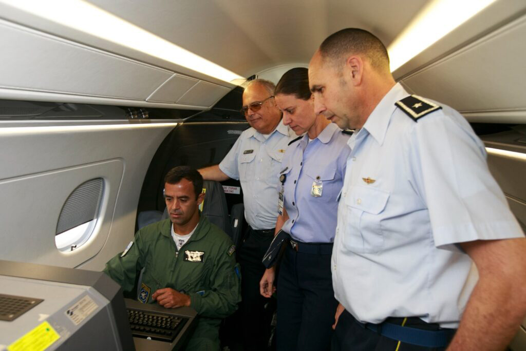 Autoridades de la Direccin Nacional de Aviacin Civil e Infraestructura Aeronutica  en su visita al complejo Santos Dumont en Ro de Janeiro.